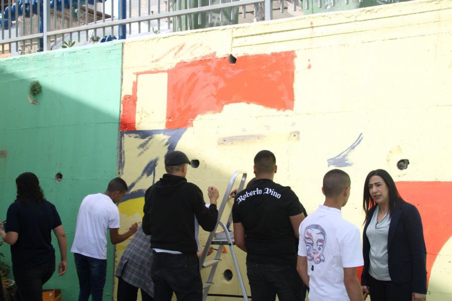 جدارية البناء العربي القروي بمدرسة نعمات التكنولوجية في عين ماهل